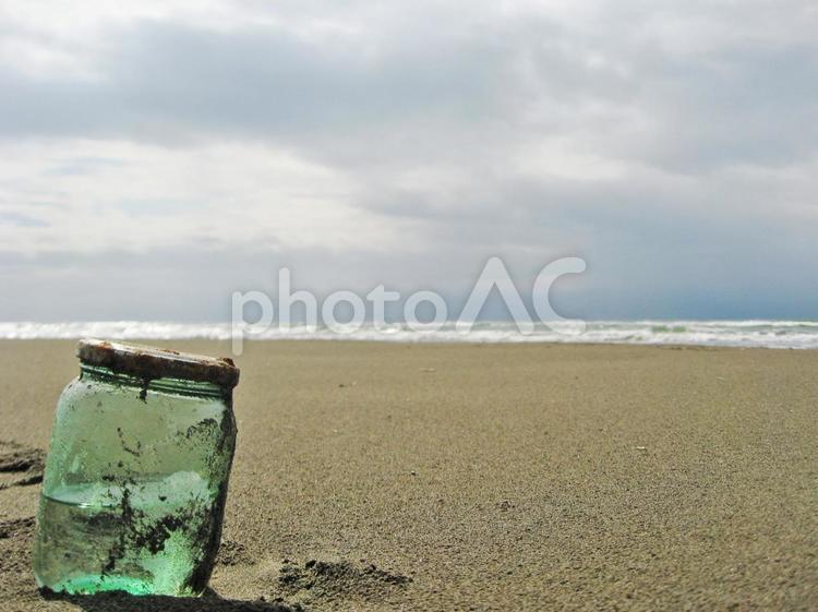 砂浜に瓶のある風景_03 砂浜,瓶,小瓶の写真素材
