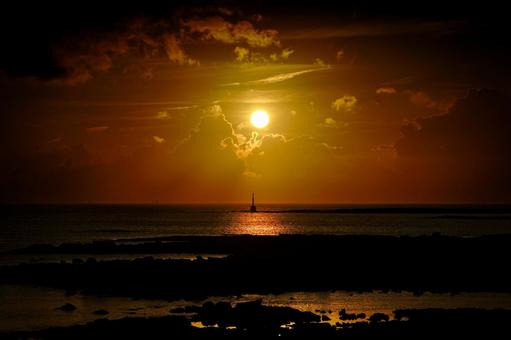 ＜素材＞海に沈む夕日と沖の灯台の風景 海,空,サンセットの写真素材
