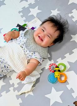 仰向けでニッコリと笑う赤ちゃん 仰向けでニッコリと笑う赤ちゃん 赤ちゃん,男の子,女の子の写真素材