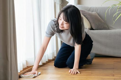 フローリングを雑巾掛けする女性 フローリングを雑巾掛けする女性 女性,掃除,家事の写真素材