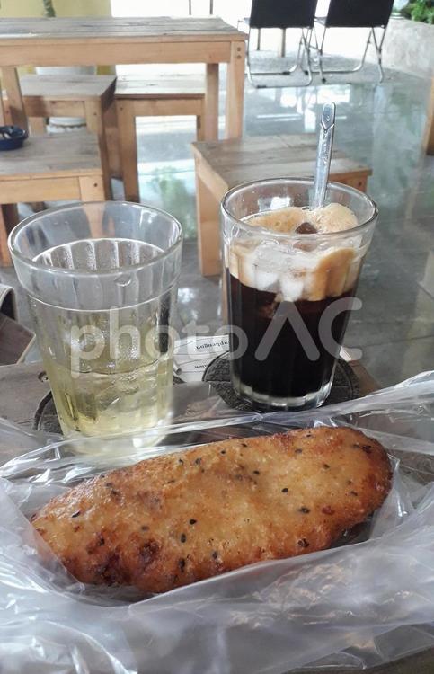コーヒーと揚げバナナ コーヒー,ブラック,氷の写真素材