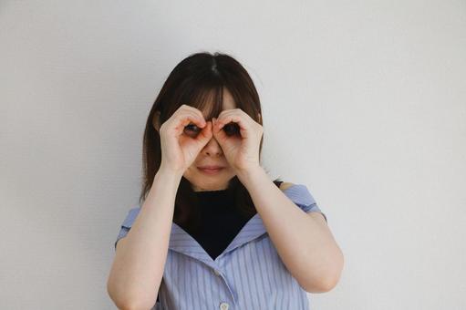 覗くポーズをする女性 のぞく,ポーズ,見るの写真素材