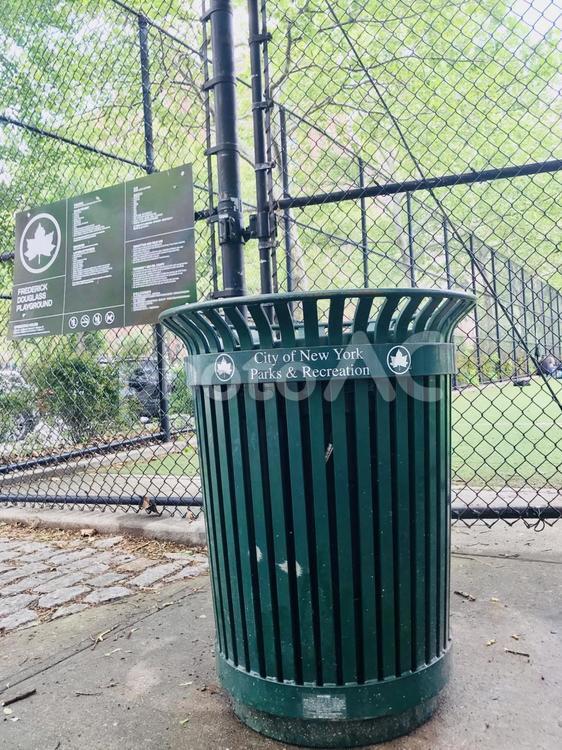 ニューヨークのゴミ箱 ゴミ箱,フェンス,廃棄物の写真素材