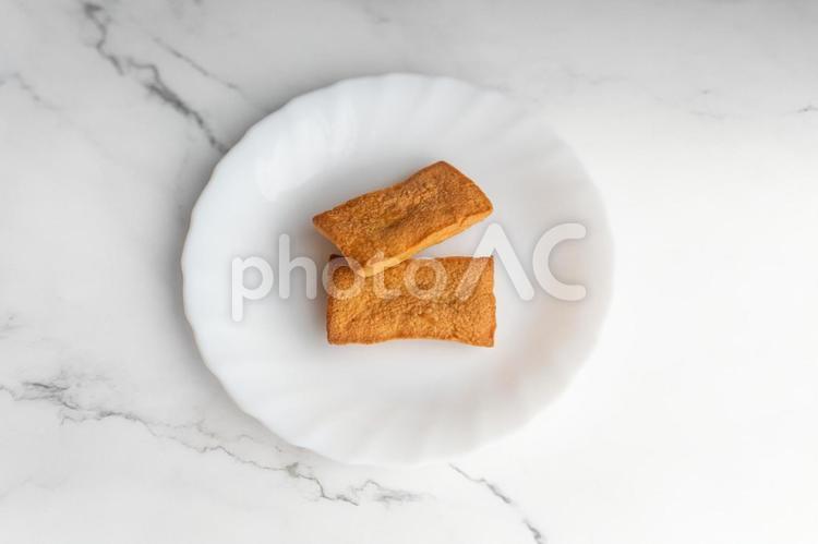 白皿にのったフィナンシェ② フィナンシェ,焼き菓子,スイーツの写真素材
