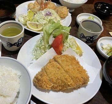 とんかつ とんかつ とんかつ,定食,キャベツの写真素材