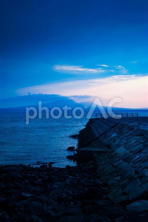 ★＜五島＞富江からの夜明けの鬼岳の眺め 風景,空,海の写真素材