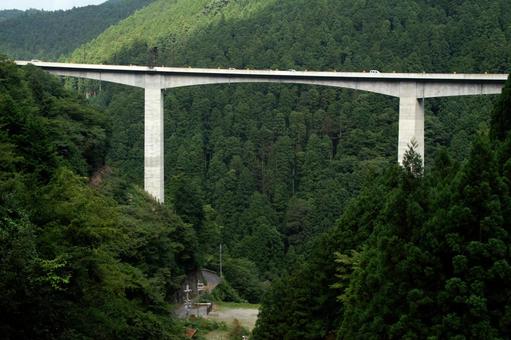 高い山の上の自動車道 高い山の上の自動車道の写真