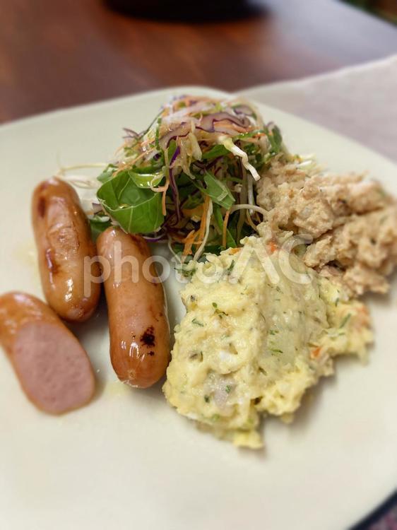 ソーセージとポテトサラダ ソーセージ,ポテトサラダ,ツナポテトの写真素材