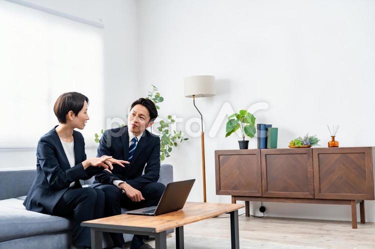 ソファに座るビジネスマン二人 会話,話す,ビジネスの写真素材