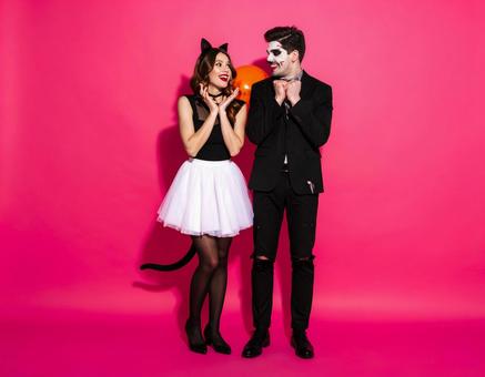 パーティーを盛り上げる陽気な猫と骸骨の写真