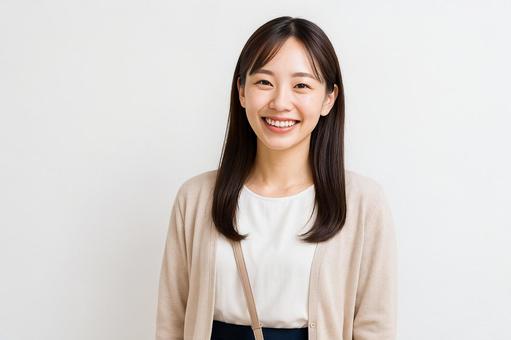白背景で笑顔の女性素材 白背景で笑顔の女性素材の写真