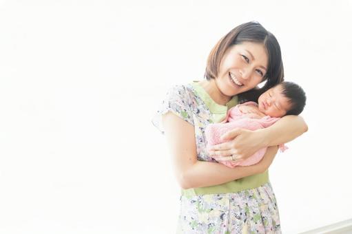 生まれたばかりの赤ちゃんを抱く母親 赤ちゃん,子供,抱っこの写真素材