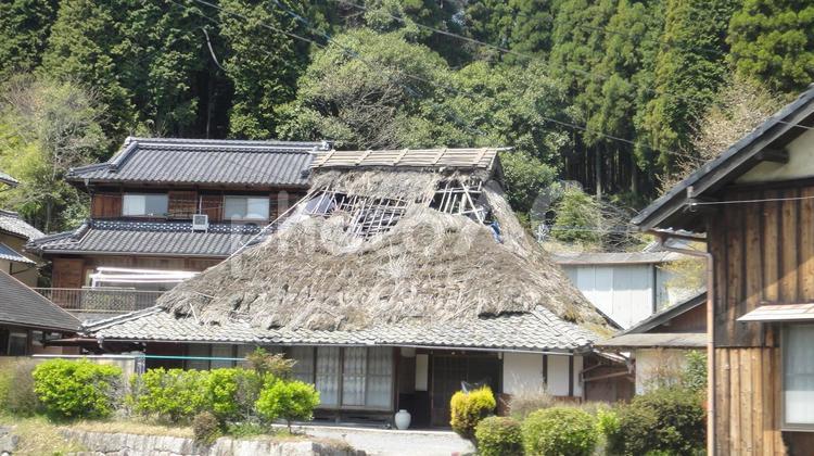 わらのなくなった藁ぶき屋根の家 廃墟,和風,家の写真素材