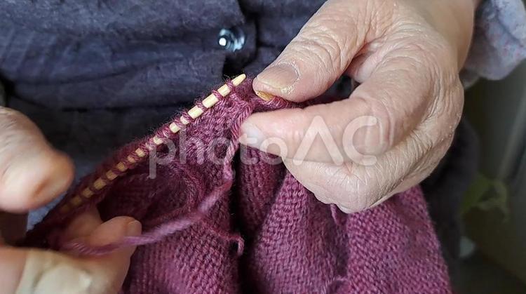 高齢者　編み物1 女性,編み物,あかぎれの写真素材