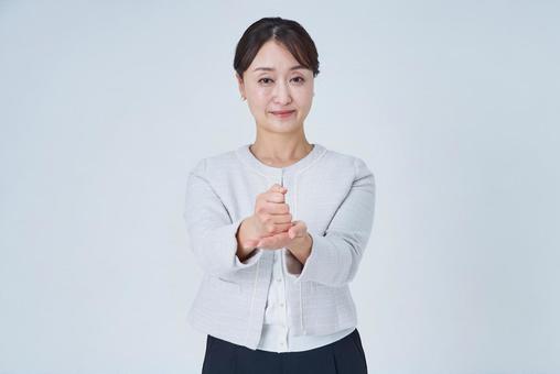 両手で相槌を打つビジネスウーマン 両手で相槌を打つビジネスウーマン 納得,相槌,正解の写真素材