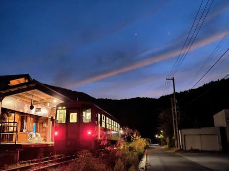 九頭竜湖駅で出発を待つ 九頭竜湖駅で出発を待つ jr,jr西日本,越美北線の写真素材