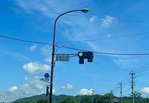 青空の下の交差点 青空の下の交差点の写真