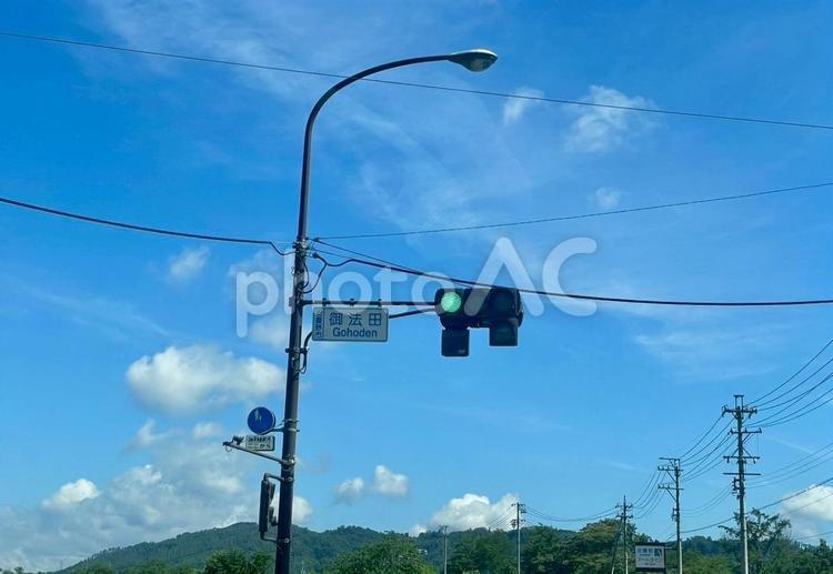 青空の下の交差点 青空,信号機,交差点の写真素材