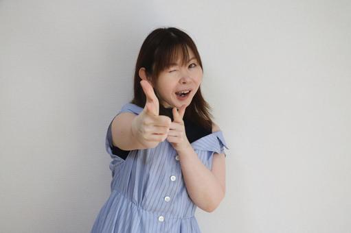 狙い撃ちするポーズ 狙い撃ちするポーズの写真