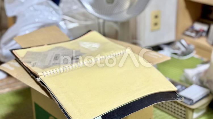 断捨離中に広げたスクラップブックファイル スクラップブック,ファイル,新聞記事の写真素材