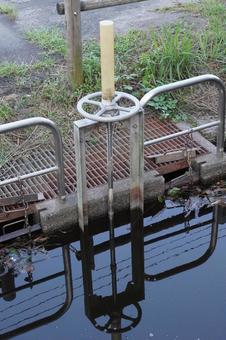 用水路の水門 用水路の水門の写真
