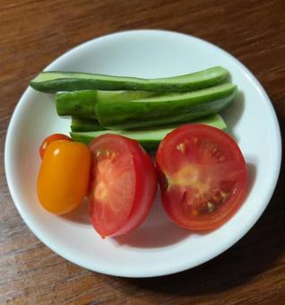 R7.08.02 トマトと胡瓜糠漬け R7.08.02 トマトと胡瓜糠漬けの写真