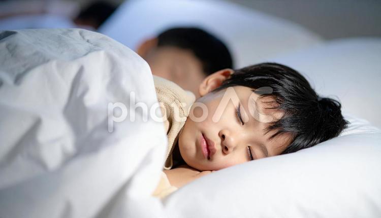 お泊り保育で一緒に眠る園児たち お泊り保育,お泊り会,子供の写真素材