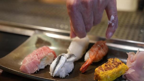 下駄に寿司を置く職人さん 下駄に寿司を置く職人さんの写真