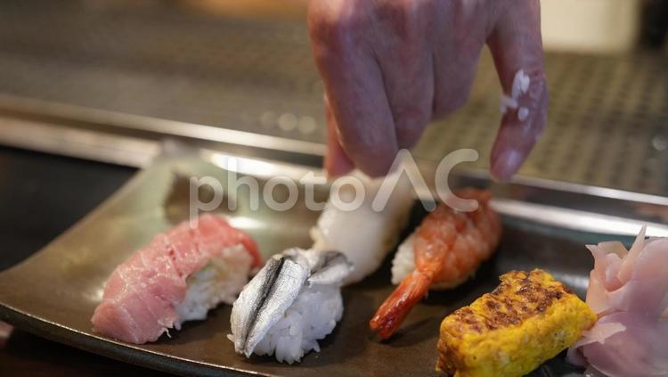 下駄に寿司を置く職人さん 寿司屋,ベテラン,手の写真素材