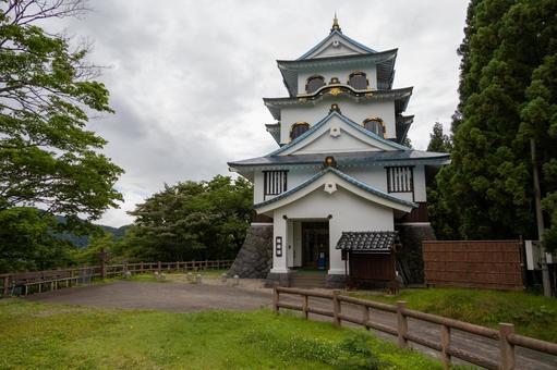 新緑に佇む稲庭城天守閣 新緑に佇む稲庭城天守閣 稲庭城,お城,初夏の写真素材