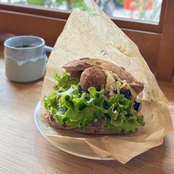 ファラフェルサンドとコーヒー サンドイッチ,コロッケサンド,ファラフェルの写真素材