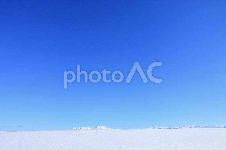 青空広がる冬の北海道の気持ちいい風景 北海道,美瑛,青空の写真素材