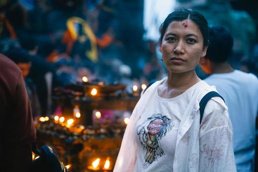 ロウソクと祈るネパール人女性 ロウソクと祈るネパール人女性 ネパール,ネパール人,カトマンズの写真素材