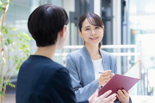 オフィスで仕事をするビジネスウーマン ビジネス,会議,ビジネスウーマンの写真素材