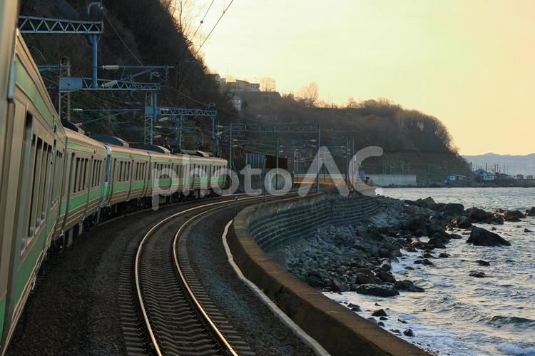 夕焼け海岸の車窓 鉄道,交通機関,列車の写真素材