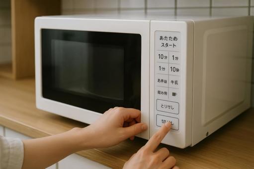 電子レンジを操作する手元 電子レンジを操作する手元の写真
