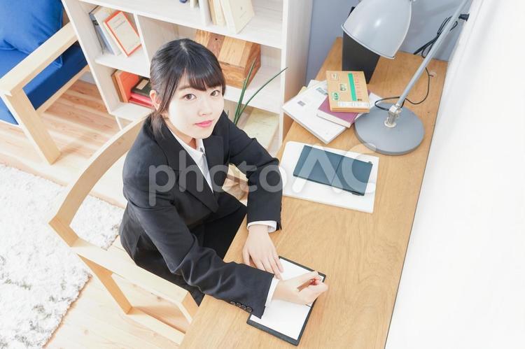スーツを着て勉強をする女性 官庁,部屋,社会人の写真素材