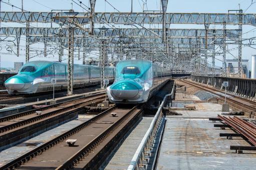 Tohoku Aomori Shinkansen E5 series crossing on both up and down lines, JPG