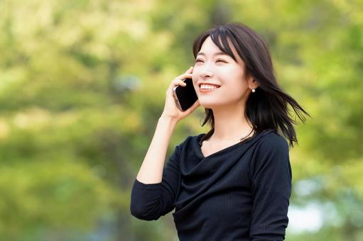 スマホで話す女性・ビジネスウーマン スマホで話す女性・ビジネスウーマン 女性,スマホ,スマートフォンの写真素材