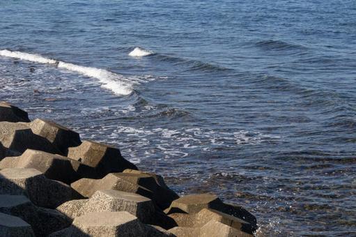 防波ブロックと海の波 海,波,防波ブロックの写真素材