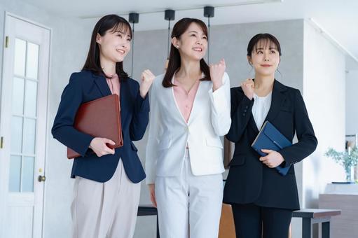 ガッツポーズをする複数の女性 ガッツポーズをする複数の女性 会社員,ビジネス,チームの写真素材
