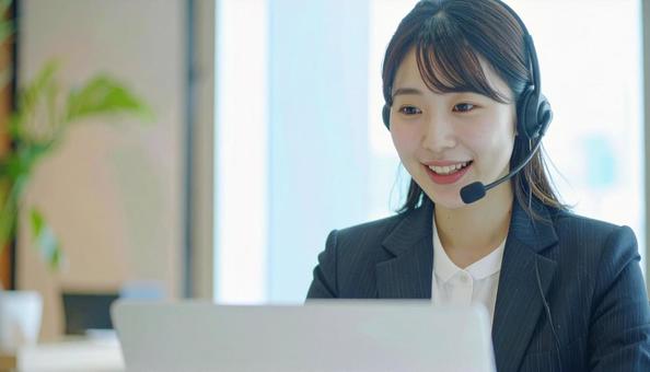 web会議している女性 web会議している女性の写真