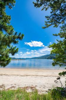 海岸沿いから眺める夏の海 海岸沿いから眺める夏の海 残暑,晴れ,空の写真素材
