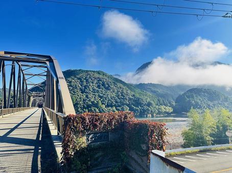 朝の霧　山脈　河川敷 風景,和歌山県熊野川町,河川敷の写真素材