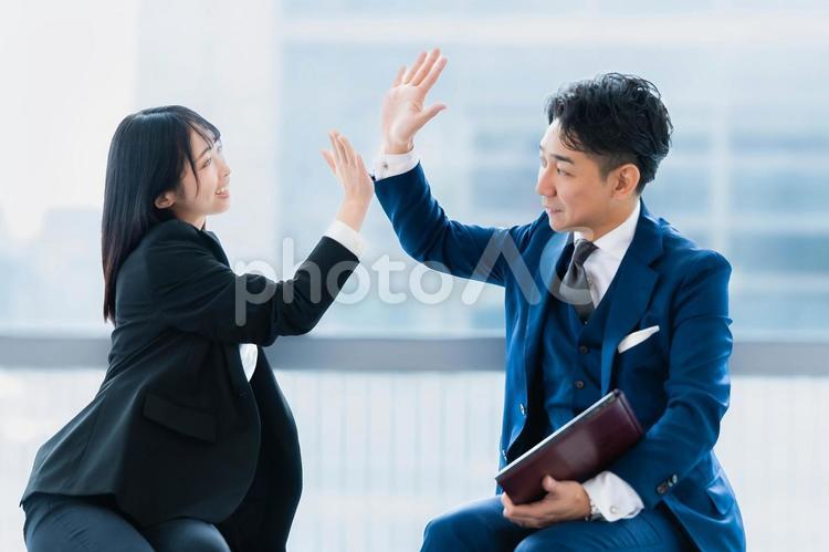 2人でハイタッチをする上司と部下 ビジネスウーマン,ビジネスマン,女性の写真素材