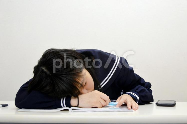 もうすぐ受験です。ファイト！ 学生,中学生,女子の写真素材