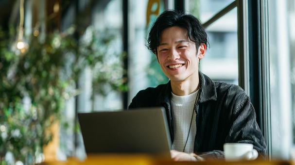 ノマドワーカーの男性2 ノマドワーカーの男性2の写真
