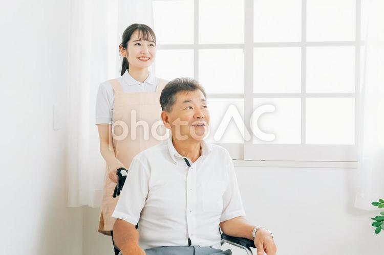 介護士と高齢者男性 高齢者,介護,老人ホームの写真素材