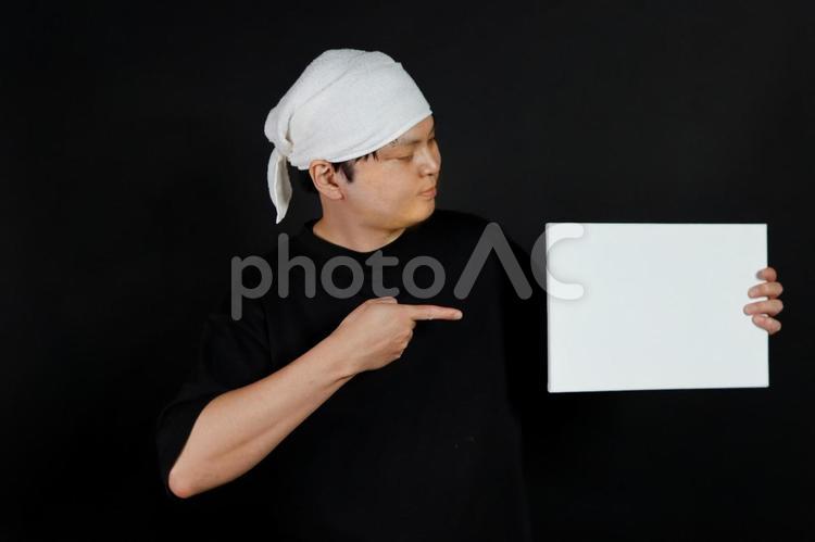 白いボードを指さす男性 男性,ボード,白いの写真素材