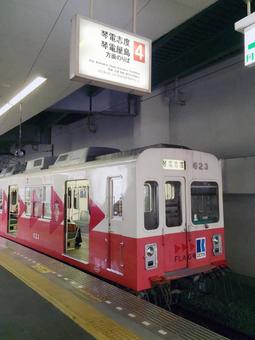 琴電瓦町駅に停車中の電車 高松琴平電鉄,琴電,ことでんの写真素材